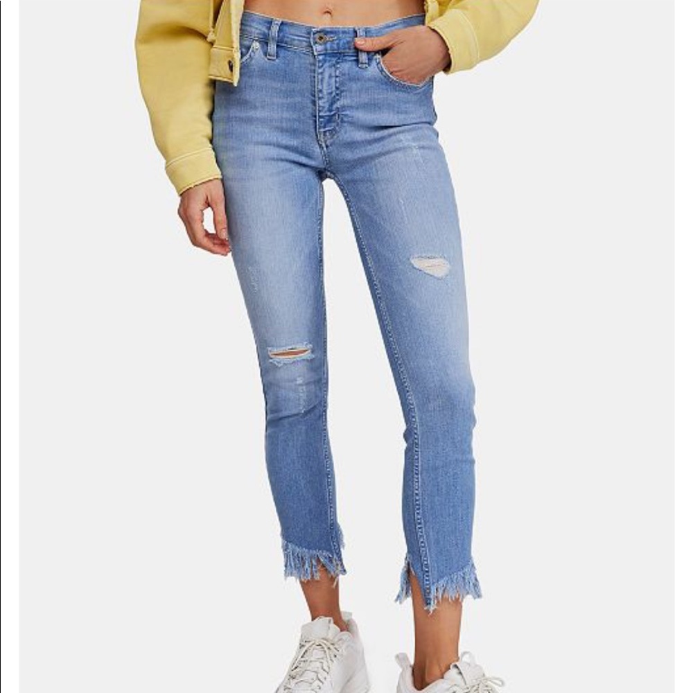 FREE PEOPLE FRAYED HEM SKINNY JEANS 24